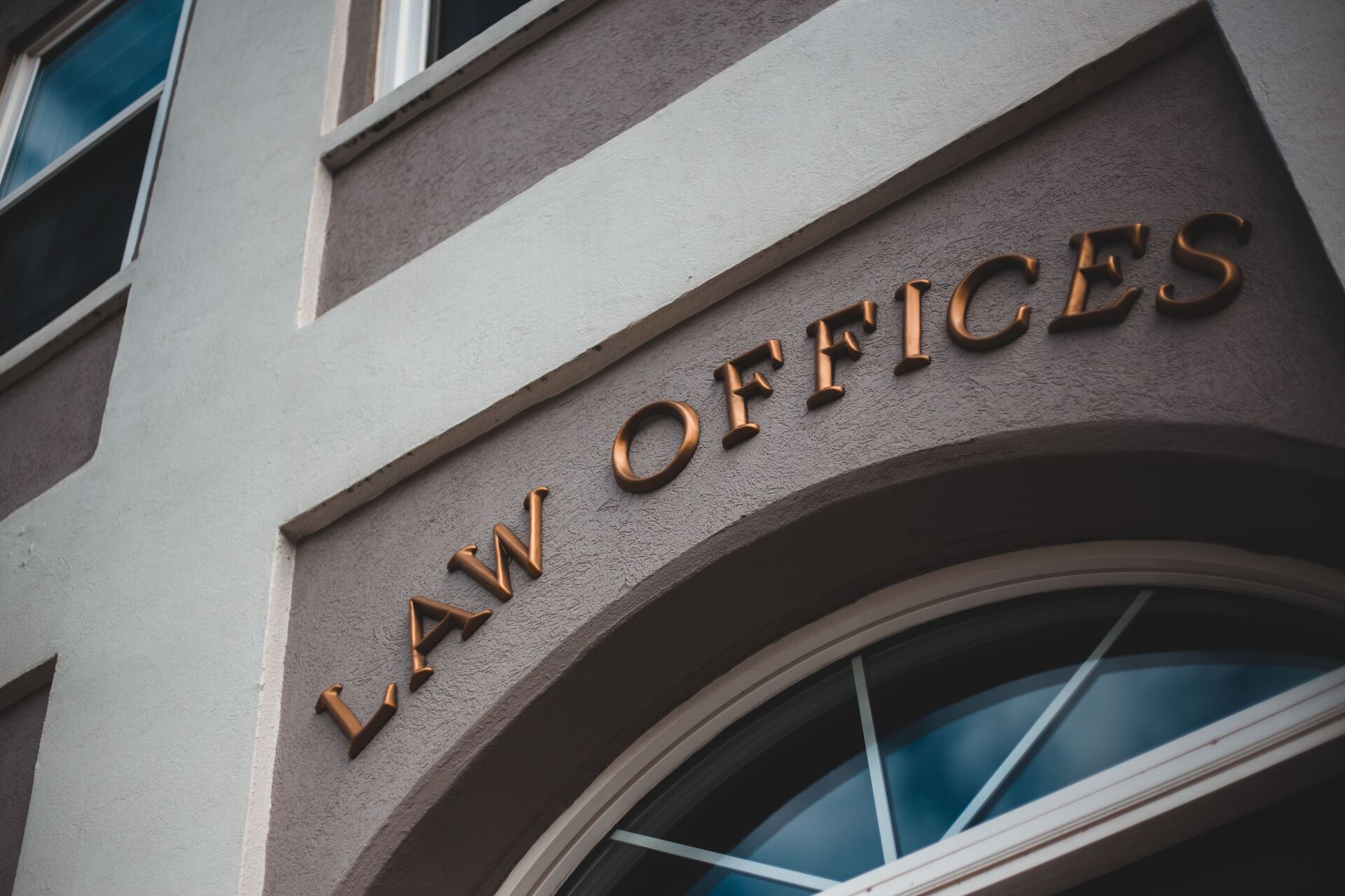 Fachada de un despacho de abogados con el rótulo Law Offices